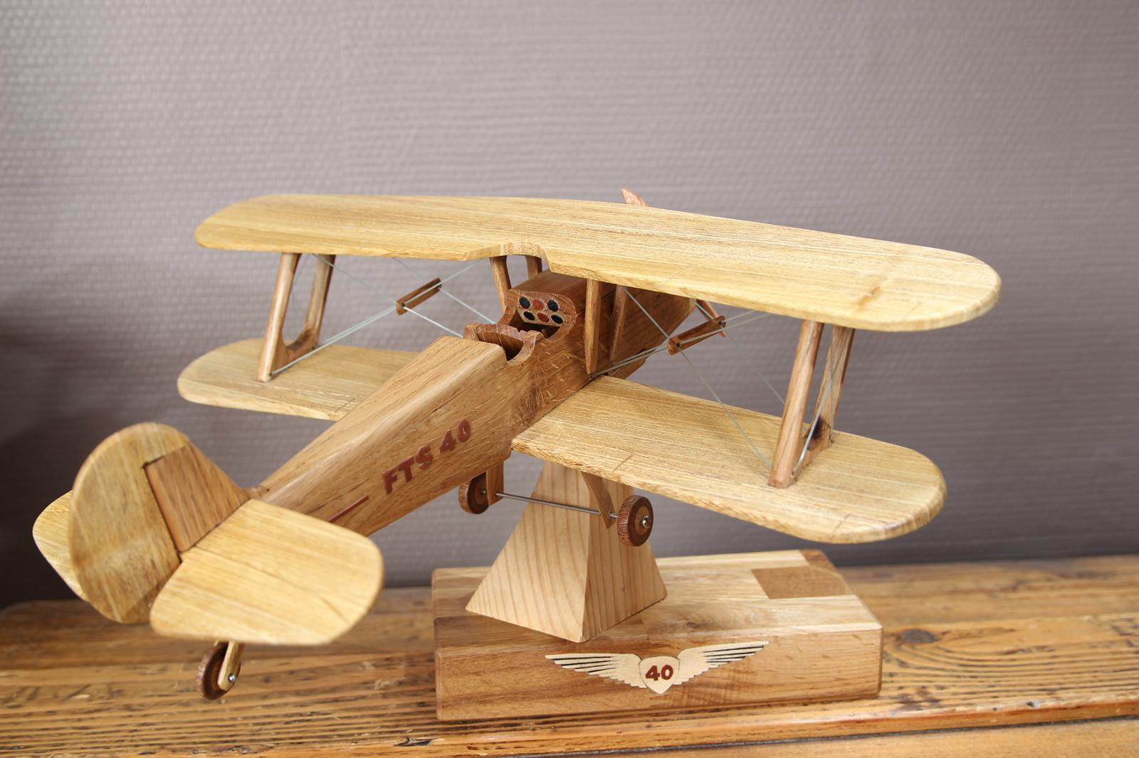 Maquette en bois d'un avion Stampe