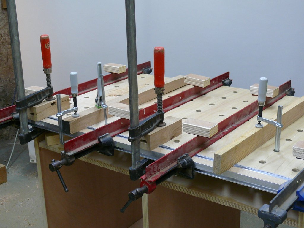 Une table de travail robuste pour un atelier d'assemblage pas chere