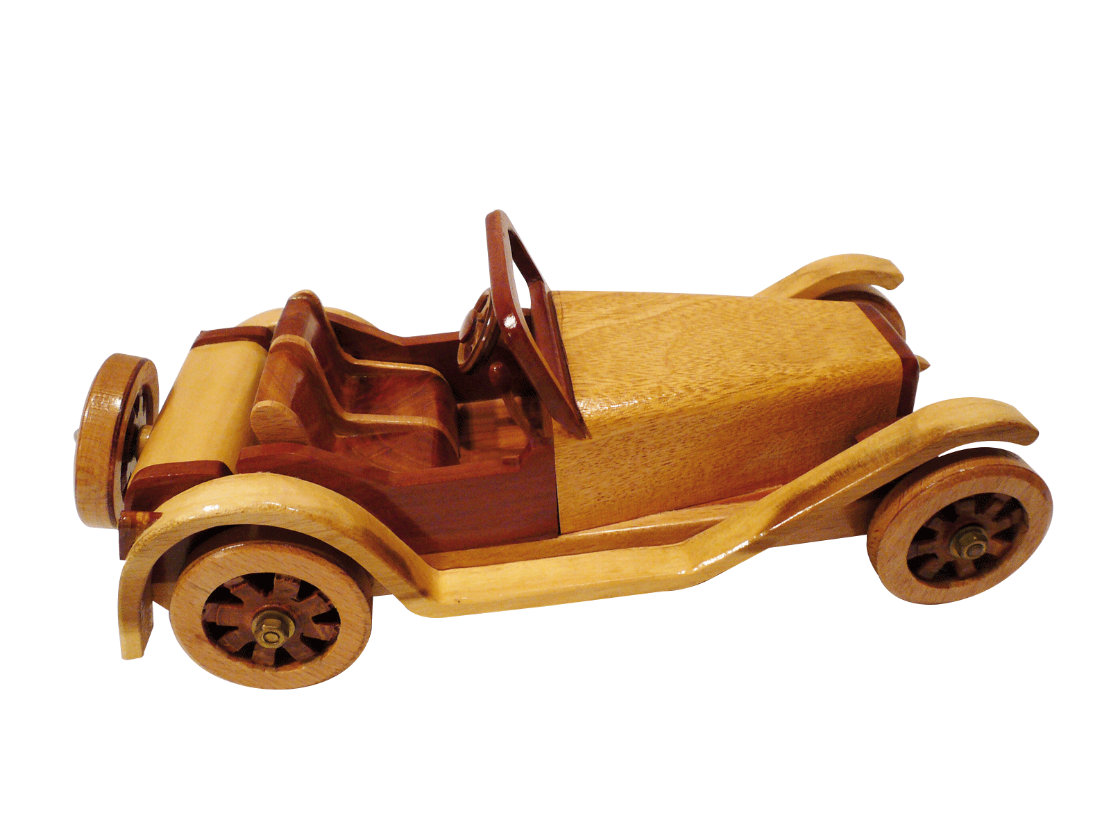 Une petite voiture en bois