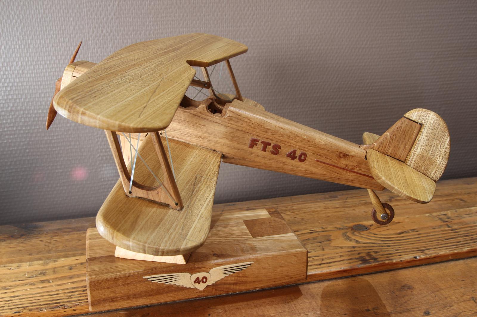 Maquette en bois d'un avion Stampe