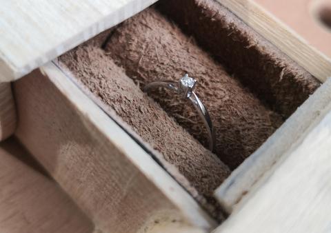 Un écrin pour une demande, boîte pour bague (JB4Wood) : vue rapprochée ouverte