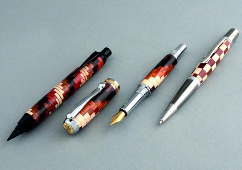 Tournage de stylos : un motif "façon marqueterie" (modèles variés)