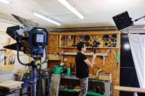 Aménager son atelier : un studio de menuiserie, filmer