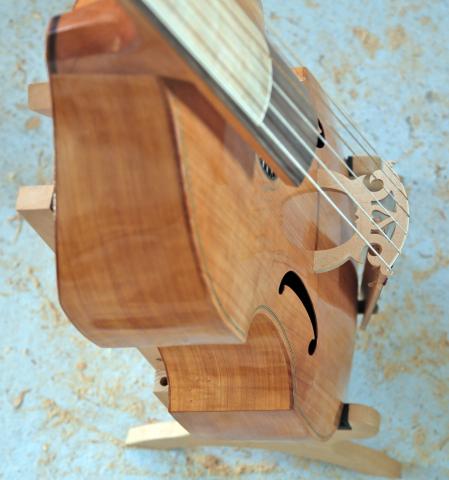 Lutherie : chevalet en platane, basse de viole à sept cordes