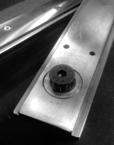 Travail du métal : fabriquer une presse d'établi, fixation du support de noix