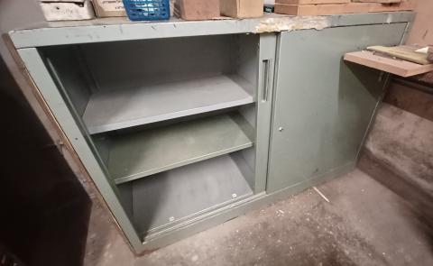 Meuble de rangement d'atelier en métal à 2 portes et étagères