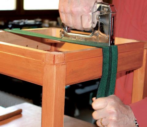 Tapisserie de sièges, la méthode moderne : un pouf (sanglage)