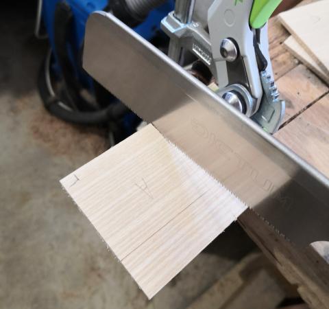 Un écrin pour une demande, boîte pour bague (JB4Wood) : mise à longueur des pièces, à la scie japonaise