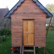 Vue de face de la cabane pour enfants